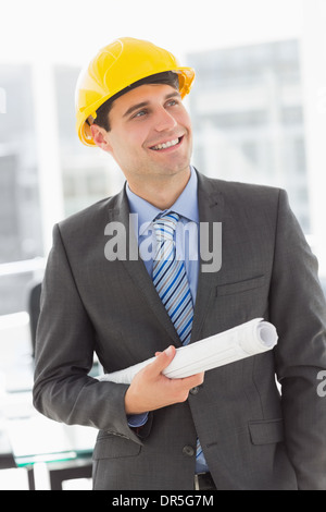 Architetto felice sorridente e azienda blueprints Foto Stock