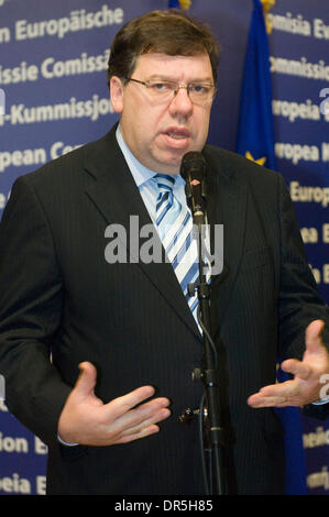 Dic 05, 2008 - Bruxelles, Belgio - Il Primo Ministro (PM) Irlandese Brian Cowen (L) parla alla stampa prima di un incontro con la Commissione europea (CE) per discutere il Trattato di Lisbona. (Credito Immagine: © Wiktor Dabkowski/ZUMA Press) Foto Stock