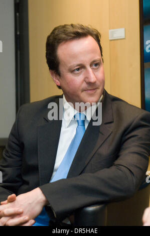 Dic 05, 2008 - Bruxelles, Belgio - Leader del Partito conservatore britannico David Cameron (R) e il Presidente della Commissione europea nel corso di un incontro bilaterale a livello europeo dei servizi centrali della Commissione a Bruxelles (credito Immagine: © Wiktor Dabkowski/ZUMA Press) Foto Stock