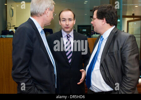 Dic 08, 2008 - Bruxelles, Belgio - Il Ministro degli Esteri irlandese Michael Martin (C), ceco Vice Primo Ministro Alexandr Vondra (L) e francese per gli affari europei il Segretario di Stato JEAN-PIERRE JOUYET nella foto prima di un Consiglio Affari Generali e Relazioni Esterne (CAGRE) a livello europeo la sede del Consiglio a Bruxelles, in Belgio il 2008-12-08 . I ministri degli esteri della UE si sono riuniti a preper Europea Foto Stock