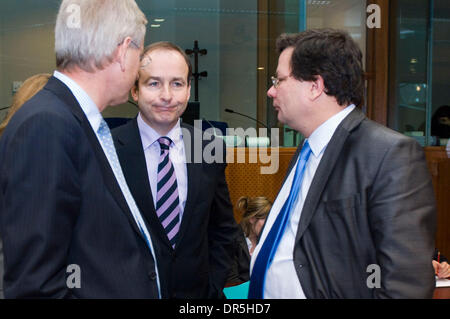 Dic 08, 2008 - Bruxelles, Belgio - Il Ministro degli Esteri irlandese Michael Martin (C), ceco Vice Primo Ministro Alexandr Vondra (L) e francese per gli affari europei il Segretario di Stato JEAN-PIERRE JOUYET nella foto prima di un Consiglio Affari Generali e Relazioni Esterne (CAGRE) a livello europeo la sede del Consiglio a Bruxelles, in Belgio il 2008-12-08 . I ministri degli esteri della UE si sono riuniti a preper Europea Foto Stock