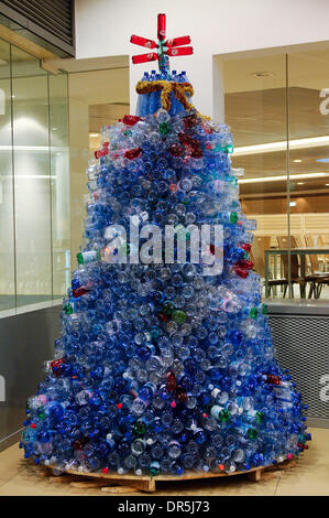 Dic 18, 2008 - Bruxelles, Belgio - albero di Natale fatto di bottiglie in plastica (PET) alla sede centrale della Commissione europea di Bruxelles. (Credito Immagine: © Wiktor Dabkowski/ZUMA Press) Foto Stock