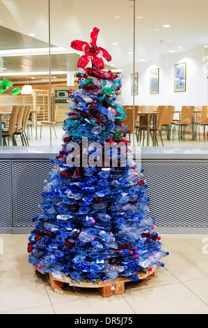 Dic 18, 2008 - Bruxelles, Belgio - albero di Natale fatto di bottiglie in plastica (PET) alla sede centrale della Commissione europea di Bruxelles. (Credito Immagine: © Wiktor Dabkowski/ZUMA Press) Foto Stock