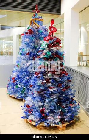 Dic 18, 2008 - Bruxelles, Belgio - albero di Natale fatto di bottiglie in plastica (PET) alla sede centrale della Commissione europea di Bruxelles. (Credito Immagine: © Wiktor Dabkowski/ZUMA Press) Foto Stock