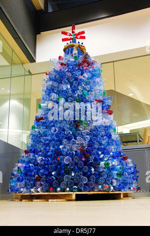 Dic 18, 2008 - Bruxelles, Belgio - albero di Natale fatto di bottiglie in plastica (PET) alla sede centrale della Commissione europea di Bruxelles. (Credito Immagine: © Wiktor Dabkowski/ZUMA Press) Foto Stock