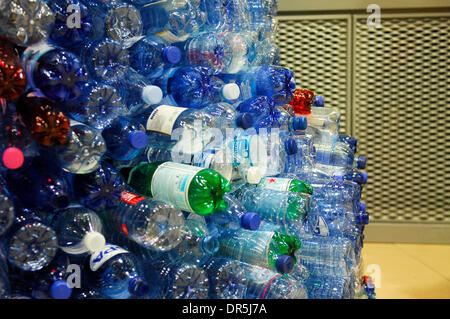 Dic 18, 2008 - Bruxelles, Belgio - albero di Natale fatto di bottiglie in plastica (PET) alla sede centrale della Commissione europea di Bruxelles. (Credito Immagine: © Wiktor Dabkowski/ZUMA Press) Foto Stock