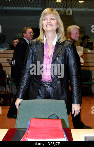 Dic 18, 2008 - Bruxelles, Belgio - Danese Ministro della pesca Eva Kjer Hansen arriva per il Consiglio della pesca al Consiglio europeo hadquarters. (Credito Immagine: © Wiktor Dabkowski/ZUMA Press) Foto Stock