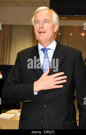 Dic 18, 2008 - Bruxelles, Belgio - Il Presidente francese della pesca europea Consiglio Michel BARNIER prima del Consiglio Pesca al Consiglio europeo hadquarters. (Credito Immagine: © Wiktor Dabkowski/ZUMA Press) Foto Stock