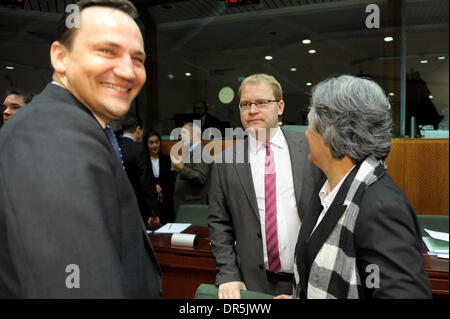 Ministro degli affari esteri polacco Radoslaw Sikorski (L) della chat con il ministro ungherese Kinga Goncz (R) e il ministro degli Esteri estone, Urmas Paet prima di un Consiglio Affari Generali e Relazioni Esterne (CAGRE) a livello europeo la sede del Consiglio a Bruxelles, in Belgio il 2009-01-26 Consiglio Affari Esteri si riunisce per discutere la crisi del gas e trattare le relazioni tra il Regno Unito Foto Stock