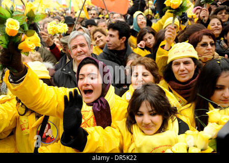 Jan 27, 2009 - Bruxelles, Belgio - i sostenitori di Maryam Rajavi, Presidente eletto del popolo della Mujahideen Organizzazione dell'Iran (OMPI) ala politica, il Consiglio nazionale della resistenza iraniana (NCRI), prendere parte a un rally iin Bruxelles. La raccolta viene un giorno dopo che i ministri degli Esteri dell'Unione ha deciso di togliere al popolo la Mojahedin Organizzazione dell'Iran (OMPI), l'ami Foto Stock