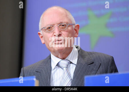 Jan 28, 2009 - Bruxelles, Belgio - Vicepresidente della Commissione europea e commissario europeo responsabile di Imprese e industria, tedesco Guenter Verheugen e Unione europea (UE) il Commissario Fiscalità e unione doganale, ungherese Laszlo Kovacs dare una conferenza stampa su una migliore regolamentazione e la relazione sullo stato di avanzamento della strategia per la semplificazione del contesto normativo a Foto Stock