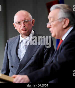 Il vicepresidente della Commissione europea e commissario europeo responsabile di Imprese e industria, tedesco Guenter Verheugen (L) e l'Unione europea (UE) il Commissario Fiscalità e unione doganale, ungherese Laszlo Kovacs dare una conferenza stampa su una migliore regolamentazione e la relazione sullo stato di avanzamento della strategia per la semplificazione del contesto normativo a livello europeo headquater, in Brusse Foto Stock