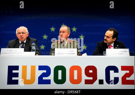 Mar 18, 2009 - Bruxelles, Belgio - TORBEN BRYLLE (sinistra), rappresentante speciale dell'Unione europea per il Sudan e per l'EUFOR Tchad/RCA, Generale PATRICK NASH (centro), EUFOR Tchad/RCA comandante dell'operazione, e Klaus RUDISCHHAUSER (a destra), Direttore del settore Sviluppo e relazioni con i paesi dell'Africa, dei Caraibi e del Pacifico in la Commissione europea ha mostrato nel corso di una conferenza stampa sulla operati Foto Stock