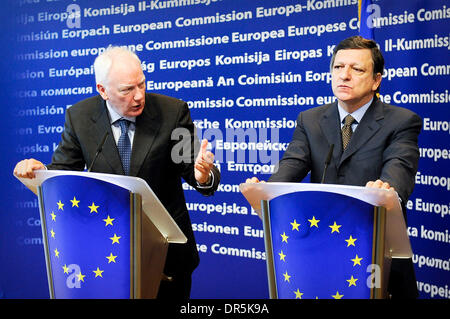 Mar 18, 2009 - Bruxelles, Belgio - Philippe MAYSTADT (sinistra), Presidente della Banca europea per gli investimenti (BEI), e José Manuel Barroso (a destra) il Presidente della Commissione europea, tenere una conferenza stampa prima dell' inizio del Vertice europeo di sede centrale della Commissione europea. Il Vertice europeo ha avuto luogo due giorni seguenti. (Credito Immagine: © Wiktor Dabkowski/ZUMA Press) Foto Stock