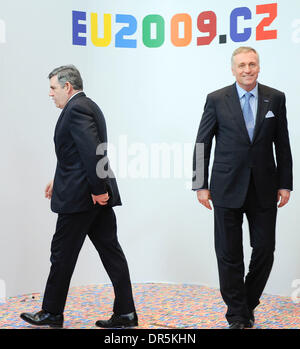 Mar 19, 2009 - Bruxelles, Belgio - Il Primo ministro britannico Gordon Brown (sinistra) e il Primo Ministro ceco Mirek Topolanek soddisfare prima del Vertice dell'Unione europea. (Credito Immagine: © Wiktor Dabkowski/ZUMA Press) Foto Stock