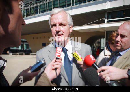 Il Ministro francese dell'Agricoltura e pesca Michel BARNIER parla ai media, dopo un incontro con il francese Fischerman e l'UE Affari marittimi e pesca commissario (non illustrato) di fronte alla sede della Commissione europea di Bruxelles in Belgio su 2009-04-23 Â© di Wiktor Dabkowski ....Polonia fuori (credito Immagine: © Wiktor Dabkowski/ZUMA Press) Foto Stock