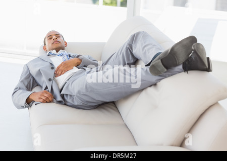 Imprenditore sonnecchiare sul lettino Foto Stock