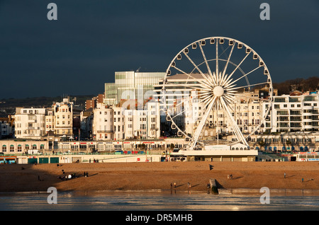 La ruota di Brighton vista contro un cielo tempestoso in inverno (Brighton, East Sussex, UK) Foto Stock