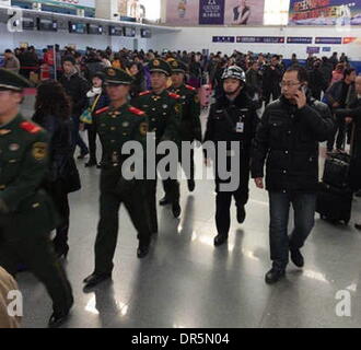 (140120) -- LANZHOU, Gennaio 20, 2014 (Xinhua) -- il personale di sicurezza sono visibili presso il sito di attacco a Zhongchuan Aeroporto a Lanzhou, capitale del nord-ovest della Cina di Ganzhou provincia. Un coltello-wielding uomo si precipitò attraverso il controllo sicurezza in aeroporto Zhongchuan e tre feriti la sicurezza dei membri del personale a circa 9:16 del mattino di lunedì. I tre feriti, di cui due in condizioni critiche sono state prese ad un ospedale locale. L'aeroporto ha ripreso il servizio e i voli sono normalmente funzionante.(Xinhua) (dyhqwl) Foto Stock