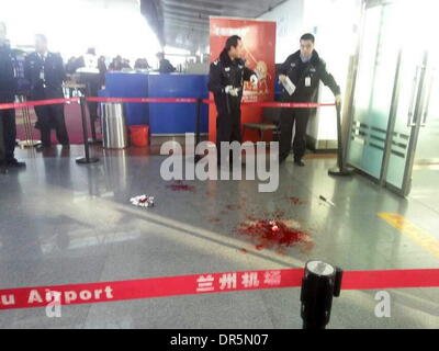 (140120) -- LANZHOU, Gennaio 20, 2014 (Xinhua) -- Foto scattata il 20 gennaio 2014 mostra una sala di imbarco essendo isolato dalla polizia a Zhongchuan Aeroporto a Lanzhou, capitale del nord-ovest della Cina di Ganzhou provincia. Un coltello-wielding uomo si precipitò attraverso il controllo sicurezza in aeroporto Zhongchuan e tre feriti la sicurezza dei membri del personale a circa 9:16 del mattino di lunedì. I tre feriti, di cui due in condizioni critiche sono state prese ad un ospedale locale. L'aeroporto ha ripreso il servizio e i voli sono normalmente funzionante.(Xinhua) (dyhqwl) Foto Stock