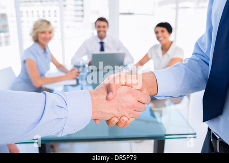 Close-up di una stretta di mano nella riunione di affari Foto Stock