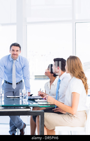 I dirigenti intorno a un tavolo per conferenza in Office Foto Stock