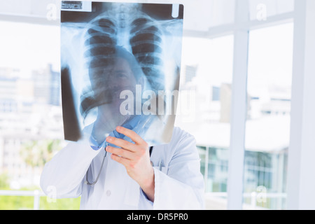 Close-up di un medico di sesso maschile esaminando x-ray Foto Stock