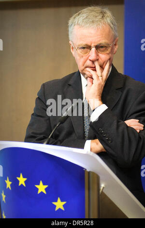 Mar 12, 2009 - Bruxelles, Belgio - alla sede centrale della Commissione europea a Bruxelles, i rappresentanti dell'UE si incontrano con le parti sociali per uno scambio informale di opinioni, in particolare per quanto riguarda il prossimo Consiglio di primavera e sui preparativi dell'UE l'occupazione del vertice di maggio. Nella foto: Segretario Generale della Confederazione Europea dei Sindacati (CES) Giovanni monaci tiene una conferenza stampa dopo Foto Stock