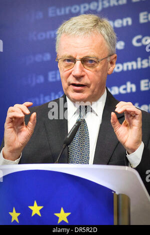 Mar 12, 2009 - Bruxelles, Belgio - alla sede centrale della Commissione europea a Bruxelles, i rappresentanti dell'UE si incontrano con le parti sociali per uno scambio informale di opinioni, in particolare per quanto riguarda il prossimo Consiglio di primavera e sui preparativi dell'UE l'occupazione del vertice di maggio. Nella foto: Segretario Generale della Confederazione Europea dei Sindacati (CES) Giovanni monaci tiene una conferenza stampa dopo Foto Stock