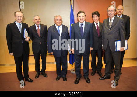 Ex primo ministro francese JEAN-PIERRE RAFFARIN (3L) e il Presidente della Commissione europea José Manuel Barroso (4L) prima del loro incontro presso la Commissione UE ha sede a Bruxelles in Belgio su 2009-03-12. Foto Stock