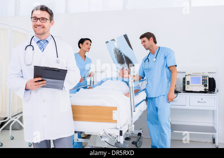 I medici azienda relazioni del paziente in ospedale Foto Stock