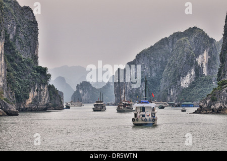 Il traffico intenso a Halong Bay Foto Stock