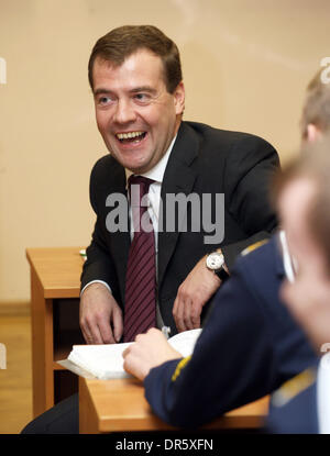 Jan 27, 2009 - San Pietroburgo, Russia - il Presidente russo Dmitry Medvedev parla con la scuola della marina nella classe cadetta-camera durante una visita a Nakhimov Navy scuola. (Credito Immagine: © PhotoXpress/ZUMA Premere) Restrizioni: * Il Nord e Sud America e diritti solo * Foto Stock