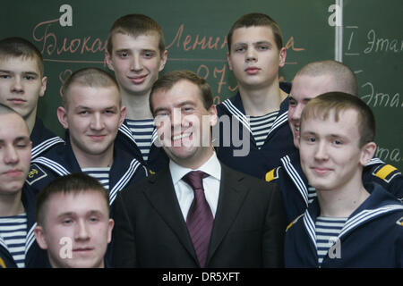 Jan 27, 2009 - San Pietroburgo, Russia - il Presidente russo Dmitry Medvedev con la scuola della marina nella classe cadetta-camera durante una visita a Nakhimov Navy scuola. (Credito Immagine: © PhotoXpress/ZUMA Premere) Restrizioni: * Il Nord e Sud America e diritti solo * Foto Stock