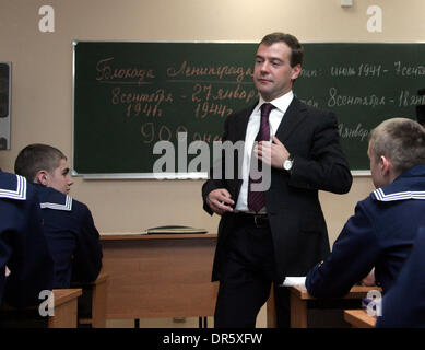 Jan 27, 2009 - San Pietroburgo, Russia - il Presidente russo Dmitry Medvedev parla con la scuola della marina nella classe cadetta-camera durante una visita a Nakhimov Navy scuola. (Credito Immagine: © PhotoXpress/ZUMA Premere) Restrizioni: * Il Nord e Sud America e diritti solo * Foto Stock