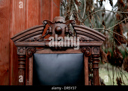 Bella e antica sedia in dettagli, focalizzata sulla sedia, sfondo sfocato, outdoor shot Foto Stock