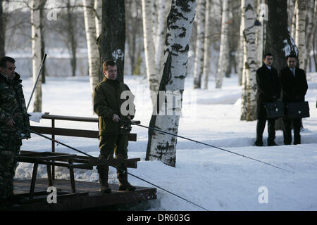 Feb 24, 2009 - Moscow, Russia - il Presidente russo Dmitry Medvedev e del presidente del Tagikistan Emomali RAKHMON si incontrano a Mosca per rafforzare la cooperazione nel settore energetico e nella risoluzione dei problemi regionali. I presidenti hanno discusso delle relazioni bilaterali e hanno convenuto di continuare il lavoro comune nel quadro di una commissione intergovernativa. Nella foto: i leader pesca insieme allo stato Foto Stock