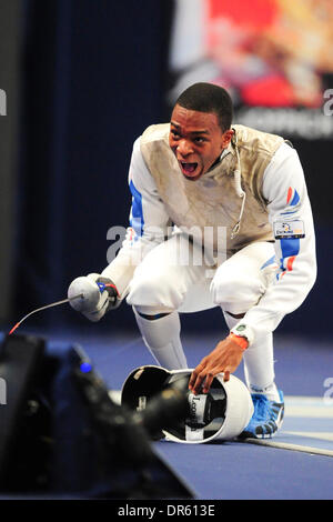 Parigi, Francia. 18 gennaio, 2014. Scherma internazionale Champioinships per gli uomini. Enzo Lefort (Fra) semi-celebrazioni finali Credito: Azione Sport Plus/Alamy Live News Foto Stock