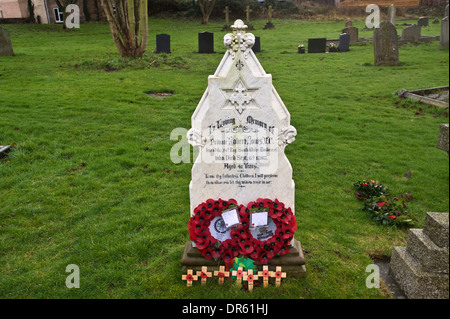 Tomba di Robert Jones VC nel villaggio rurale di Peterchurch Herefordshire England Regno Unito. Egli ha combattuto nella guerra Zulu nella battaglia di Rorke's Drift dove ha vinto la Victoria Cross. La sua tomba è rivolto in direzione opposta per gli altri come egli pensava di aver commesso suicidio. Foto Stock