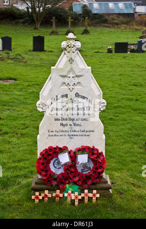 Tomba di Robert Jones VC nel villaggio rurale di Peterchurch Herefordshire England Regno Unito. Egli ha combattuto nella guerra Zulu nella battaglia di Rorke's Drift dove ha vinto la Victoria Cross. La sua tomba è rivolto in direzione opposta per gli altri come egli pensava di aver commesso suicidio. Foto Stock