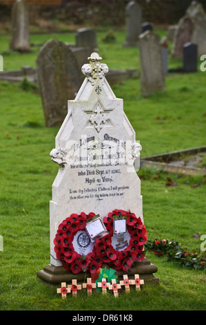 Tomba di Robert Jones VC nel villaggio rurale di Peterchurch Herefordshire England Regno Unito. Egli ha combattuto nella guerra Zulu nella battaglia di Rorke's Drift dove ha vinto la Victoria Cross. La sua tomba è rivolto in direzione opposta per gli altri come egli pensava di aver commesso suicidio. Foto Stock