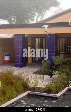 Telecamera di sorveglianza montato sul Texas Information Center building a Harlingen, TX, Stati Uniti d'America Foto Stock