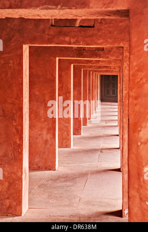 Passerella ad arco attraverso la parete divisoria di Giardini Mughal sul modo per Taj-Mahal Foto Stock