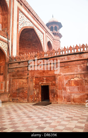 Primo piano sulla grande porta (Darwaza-i) rauza in Agra, India Foto Stock