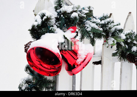 Le decorazioni di Natale sulla coperta di neve cortile anteriore recinzione Foto Stock