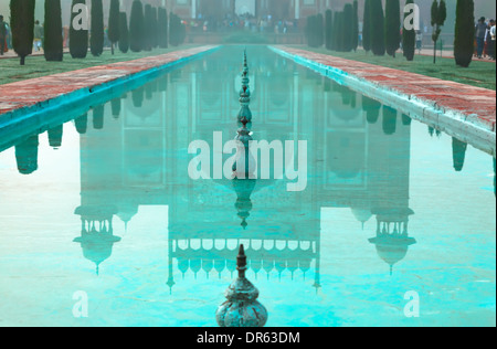 La riflessione di grande porta (Darwaza-i) rauza in Taj Mahal complesso architettonico Foto Stock