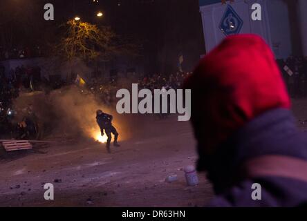 Kiev, Ucraina. Xx gen, 2014. I manifestanti si scontrano con la polizia, nel centro di Kiev, Ucraina, il 20 gennaio 2014. Manifestanti hanno eretto delle barricate da veicoli carbonizzati e altri materiali nel centro di Kiev come il suono di granate stun può essere sentito in congelamento aria come la polizia cerca di sedare anti-government street proteste. Credito: Sergii Kharchenko/NurPhoto/ZUMAPRESS.com/Alamy Live News Foto Stock