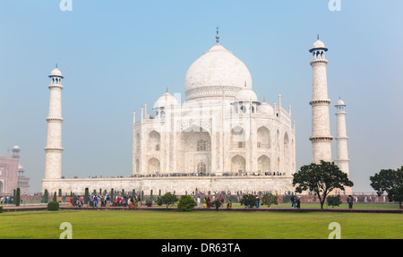 La folla di turisti intorno al Taj Mahal su un luminoso giorno di sole Foto Stock