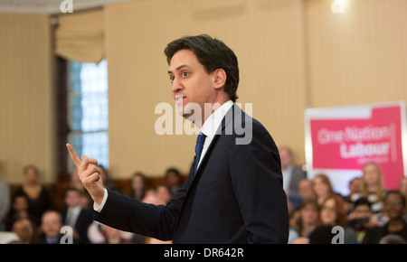 Ed Miliband dà il suo discorso sull'economia presso l'Università di Londra Foto Stock