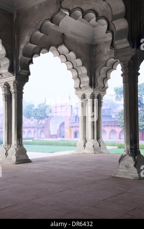 Sotto il tetto del pilastro Gallery di Agra Fort, Uttar Pradesh, India Foto Stock